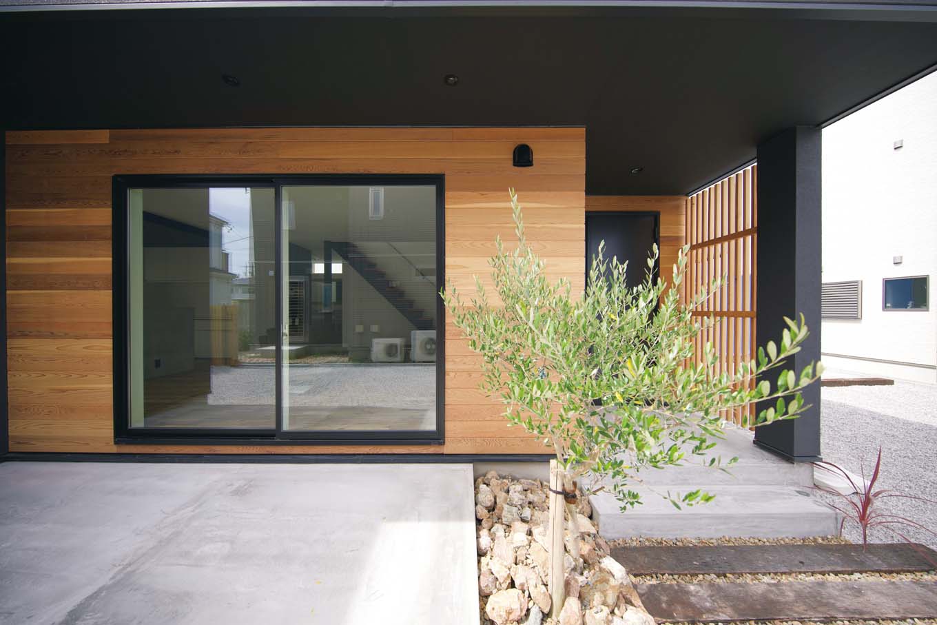 ARRCH アーチ【デザイン住宅、建築家、インテリア】リビングの南面に広がるテラス。窓を開ければLDKと一体化してガーデンパーティも楽しめる