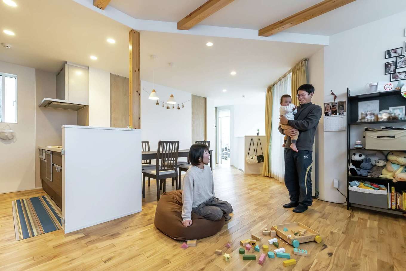 未来創建【デザイン住宅、狭小住宅、省エネ】19.8畳の2階LDK。コロナ前は、友人を招いてホームパーティも開いた。新築から2年余りが経過し、無垢の床も徐々に風合いを増してきた
