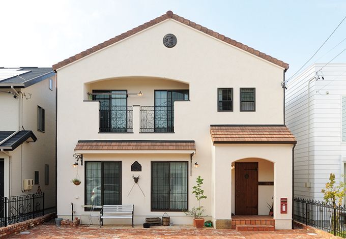 外観はまさにヨーロッパの一軒家さながら。屋根を東西に設置し、徹底して壁を塗り込むことで、雨樋や余計な金属パーツを隠している