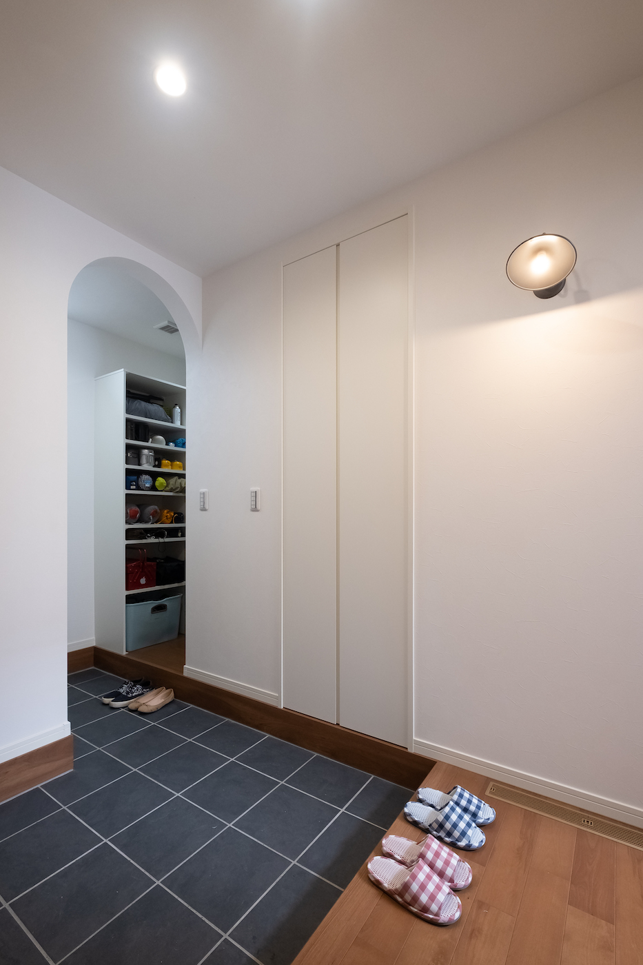 イデキョウホーム【子育て、収納力、省エネ】死角になる位置にシューズクロークがあるおかげで、玄関はいつもすっきり片付いた印象に