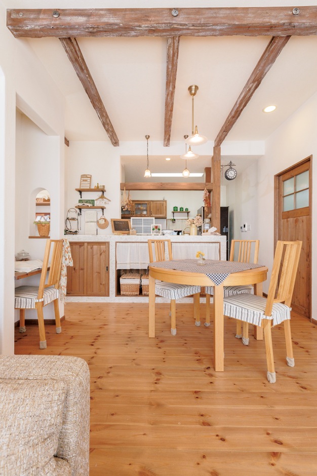 富士ホームズデザイン【デザイン住宅、子育て、間取り】タイルで造作したオリジナルのキッチンカウンター。「収納、棚、新聞ラックは現場で寸法や位置を指定して作ってもらいました」と奥さま