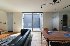 LDKは、18帖とコンパクトにまとまった空間　しかし、中庭に面した大きな掃き出し窓で視覚的にさらに広い空間に見えます。