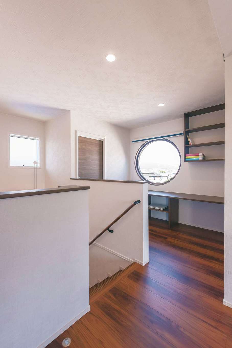 静鉄ホームズ【デザイン住宅、和風、間取り】2階ホールにカウンターと本棚を造作。読書好きな長女のために子ども図書館をイメージした空間に。丸窓から富士山が見える