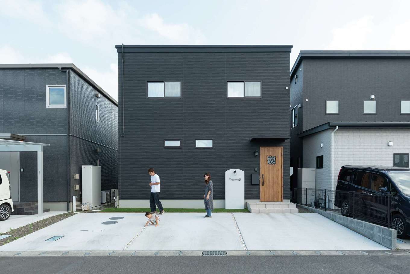 HAPPY HOUSE（山田工務店）【デザイン住宅、子育て、間取り】外観は黒で意見が一致。紹介された土地は人気エリアで立地も大満足