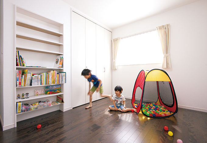 2つある子ども部屋にはそれぞれ、造り付けのクローゼットと本棚を用意