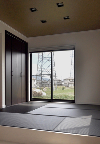 珍しい黒色の畳を使用。天井も茶系にすることで、リビングの一角にモダンなコーナーが出来た