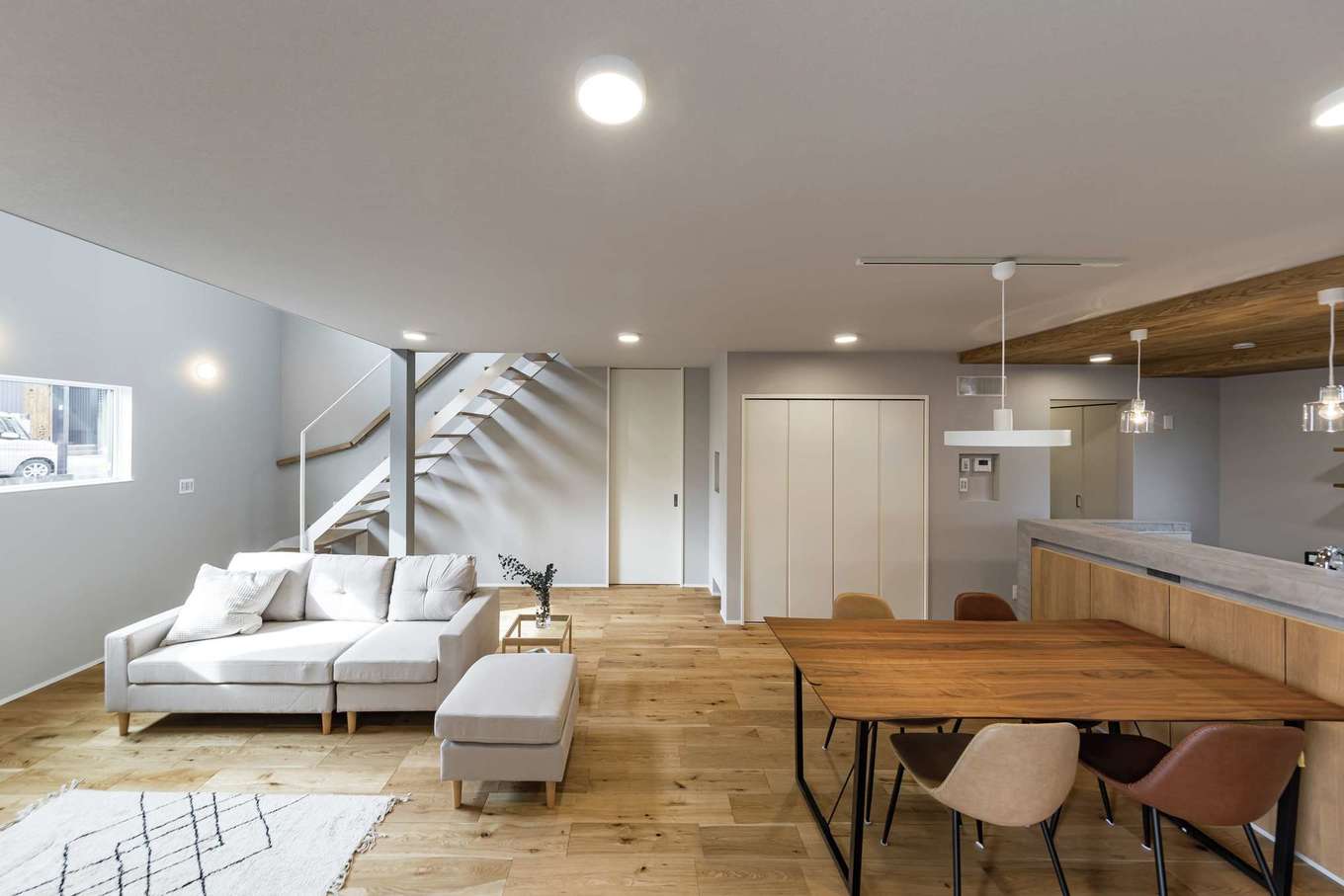 Gate air house/阿部住宅【デザイン住宅、省エネ、間取り】20畳のLDK。7mの吹抜けは開放感抜群。グレー、白、無垢材でシンプルにコーディネートされた空間に、きれいな空気がゆったりと流れる。これだけの大空間でも、高い断熱と気密性能により、上下階の温度差がなく快適♪