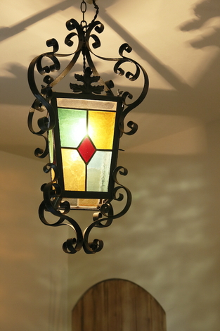ステンドグラス照明が玄関を飾る