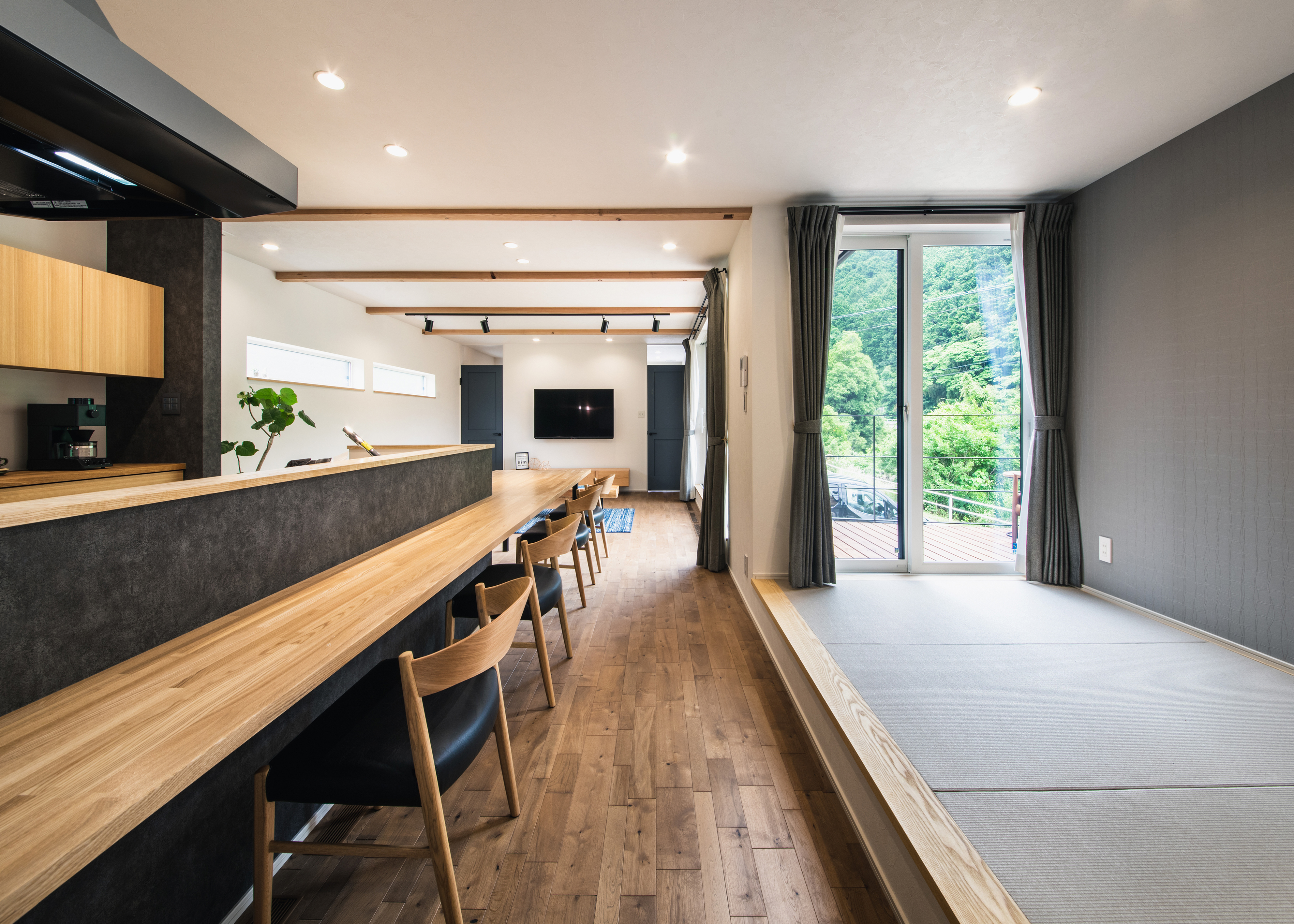 小幡建設【デザイン住宅、建築家、スキップフロア】キッチンのすぐ目の前に小上がりの畳コーナーを。赤ちゃんのオムツを替えたり、ゴロンと横になったり。そのままウッドデッキへアクセスできる