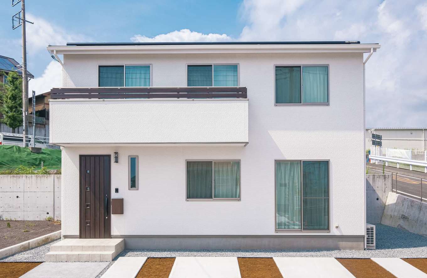 ＩＤＫ 住まいの発見館【1000万円台、省エネ、間取り】総2階建てのすっきりした外観。バルコニーの柵とドアのダークブラウンを白い外壁の差し色に