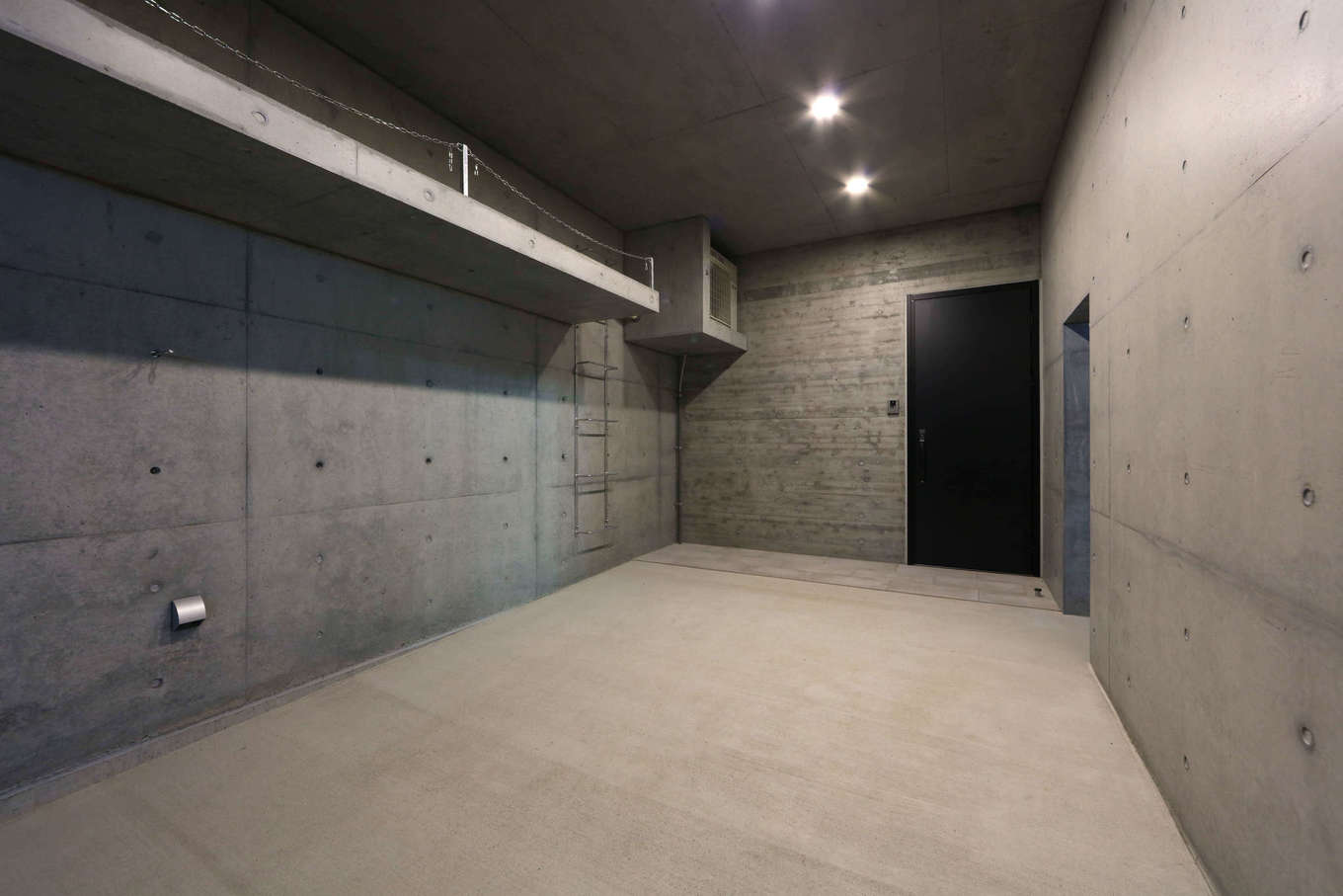 BAUM HOME（岩崎工務店）【デザイン住宅、平屋、鉄骨鉄筋コンクリート構造】インナーガレージは愛⾞を⾵⾬の影響から守ってくれるだけではなく、防犯性にも優れている