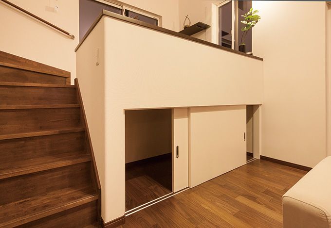 高さを活かして下部は収納スペースに。一部スペースは屋外から使うアウトサイドストッカーに