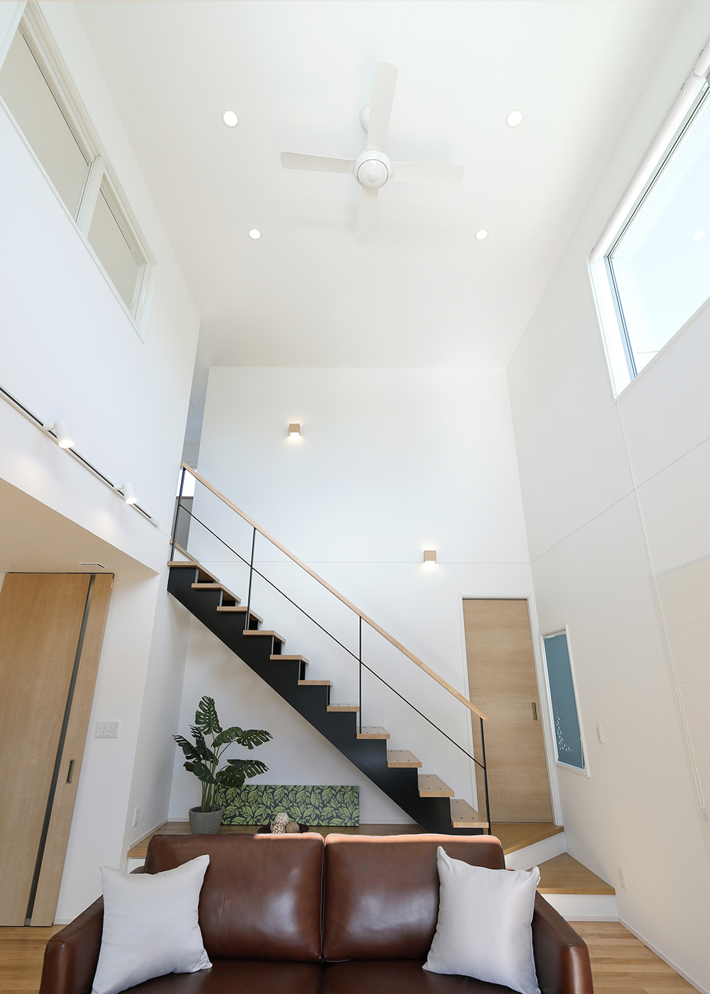 丸昇彦坂建設【デザイン住宅、趣味、間取り】LDKはダイナミックな吹き抜けの大空間