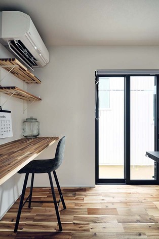 キッチンの後ろにしつらえたカウンターデスク。ダイニングのハイチェアがそのまま使えるように、デスクの高さをダイニングと合わせている