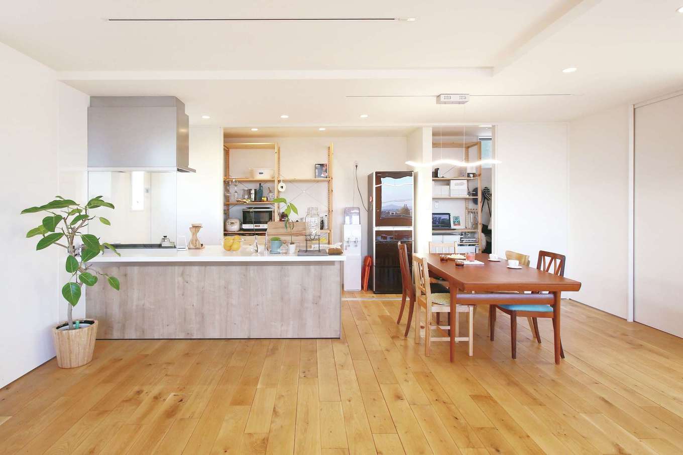 片桐建設【1000万円台、デザイン住宅、趣味】2階LDKのキッチン＆ダイニングスペース。キッチンの背面には幅6mのオリジナル収納を造作した