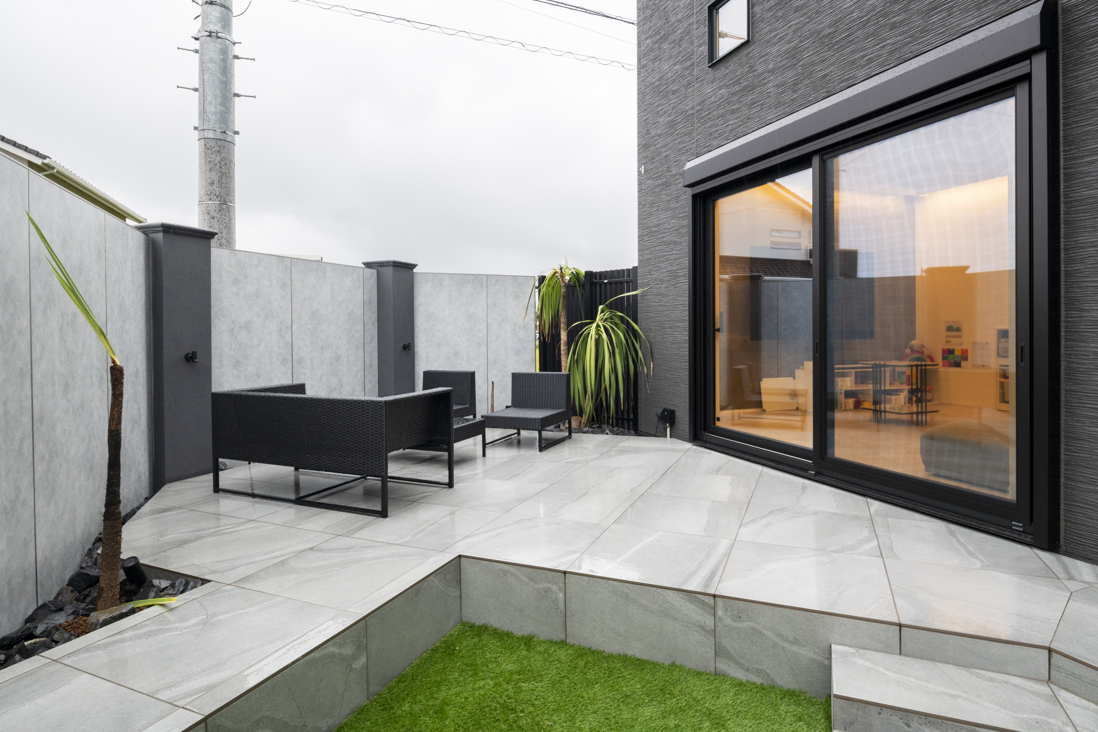 広島建設 セナリオハウス｜モダンなテラスは高めの塀によってプライバシーが守られつつ、自然を感じられる空間。夏にはお子様と一緒にプールやBBQを楽しむことができます。