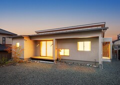 ゆとりのある敷地に上品に佇むN様邸。縁側風のウッドデッキを設け、四季折々の野菜を育てて収穫を楽しんでいる