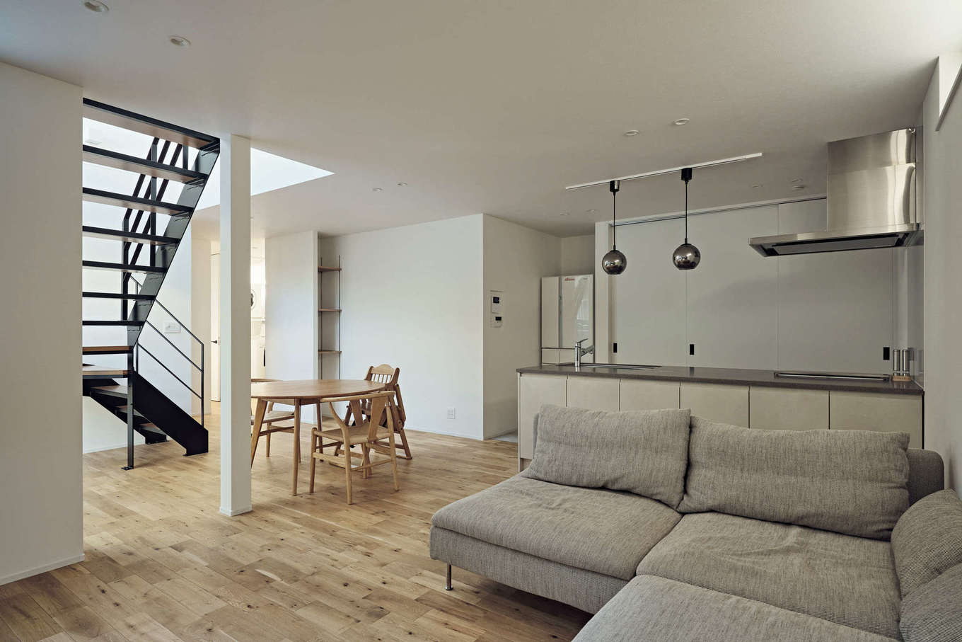 平屋建築ブルーハウス【デザイン住宅、建築家、平屋】ダイニングと緩やかにつながるリビング