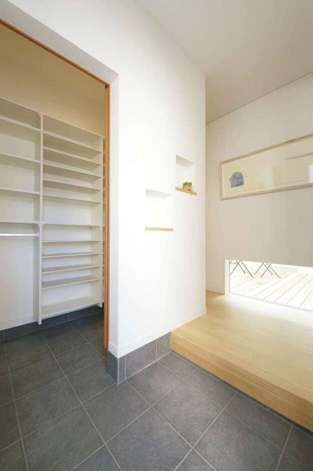 地窓から中庭の光を取り込む玄関ホール。大容量のシューズクローゼットも完備