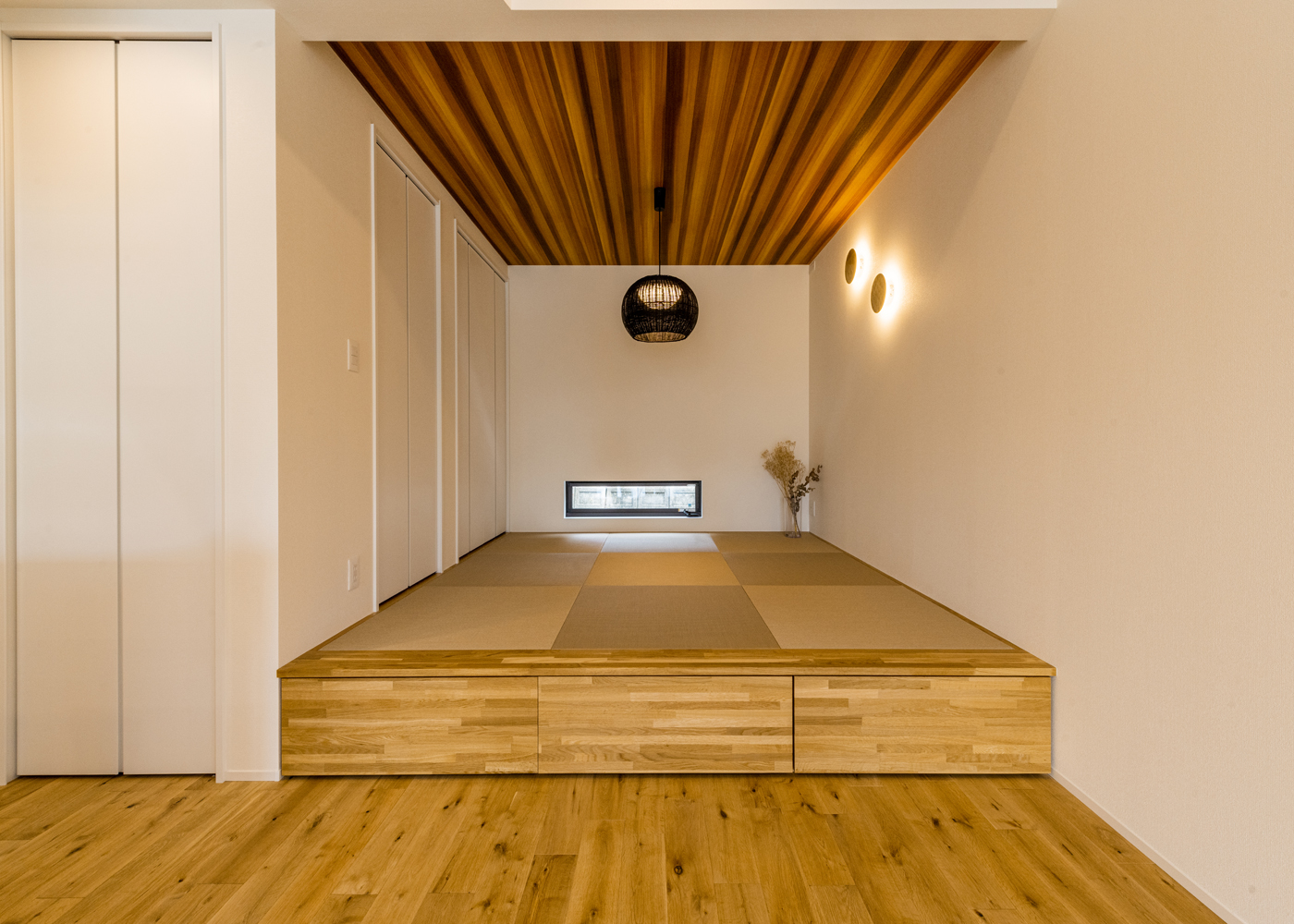 SEVEN HOUSE/セブンハウス【デザイン住宅、趣味、間取り】引出し式収納を備えた小上がりの和室は、お昼寝スペースとして大活躍。キッチンで家事をしていても子どもの様子がわかるので安心だ