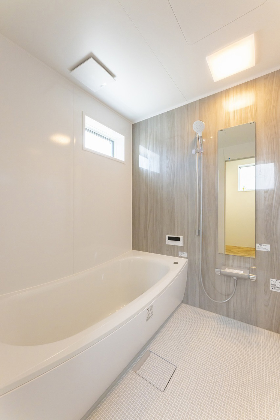 温戸ライフ【子育て、狭小住宅、インテリア】お風呂はTOTOで木目調のアクセントパネルをチョイス