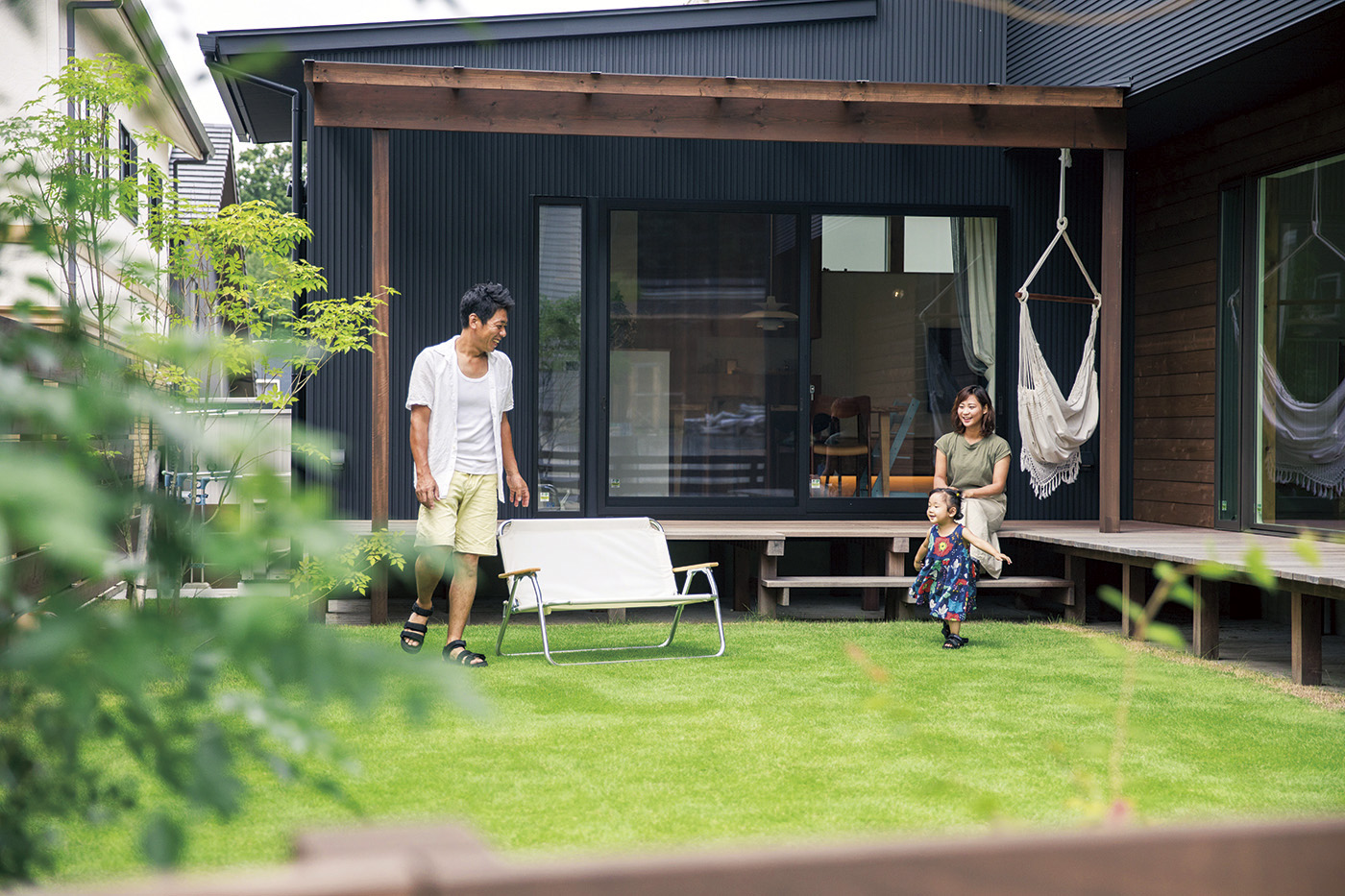 温戸ライフ【デザイン住宅、趣味、インテリア】広々とした天然芝の庭でのびのびと遊べる理想の暮らしが叶った