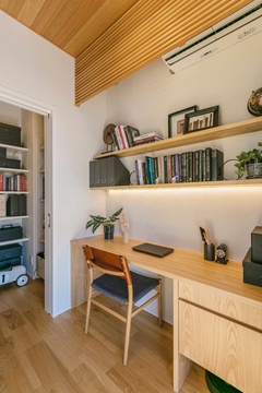 壁に沿ったワークスペース。効率よく作業ができるように設計されたデスクと収納も備えられている。