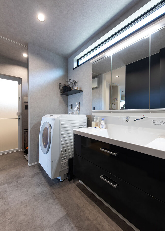 娘ふたりの成長を考えて、ワイドな洗面台を設置した広めの洗面所。脱衣所は独立しているため、入浴中の家族にも気兼ねなく使える