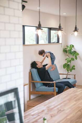 たくさんの窓から柔らかな光を取り込む