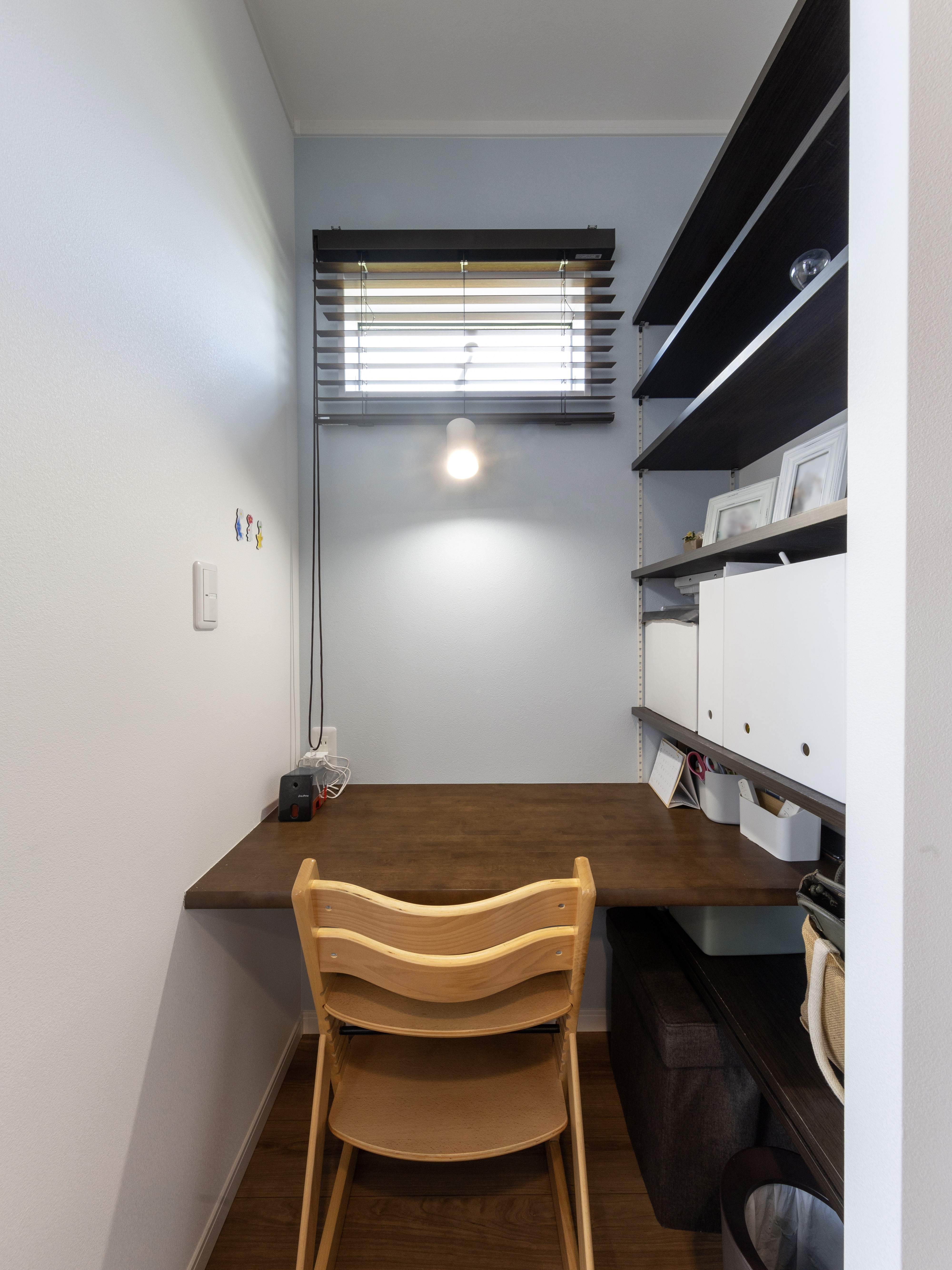 エスホーム｜奥にあるダイニング脇のスタディルーム。壁にはプリントなどが貼れるマグネットシートを使用。