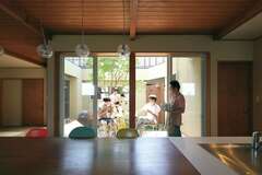 中庭から光あふれ風がそよぐ 住むほどに愛着が深まる家