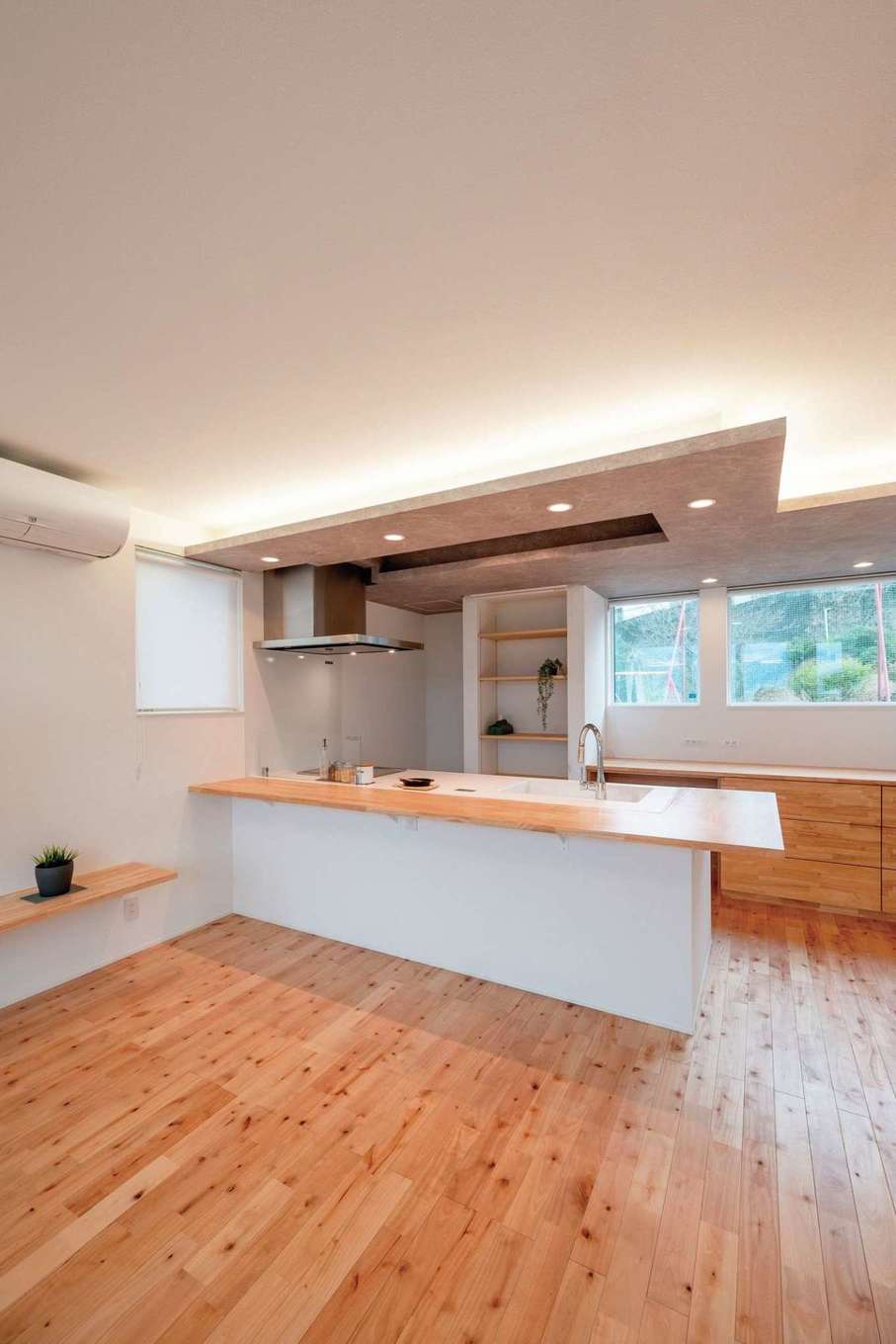 ハウスプラン（R＋house沼津・富士）【デザイン住宅、省エネ、間取り】ダイニングテーブルを兼ねられる大きなカウンター付きのキッチン