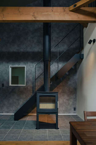 薪ストーブとガレージ内が同時に見える設計は、一級建築士ならではの提案