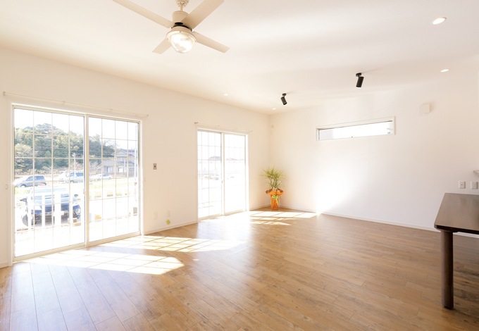 20畳のLDKはテラスとひと繋がりで、より開放的な雰囲気に