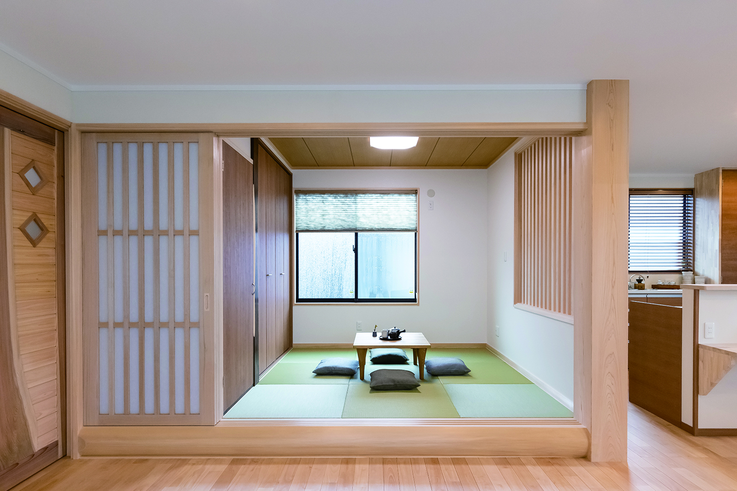 住まいるコーポレーション【自然素材、省エネ、夫婦で暮らす】小上がりの和室。桧の大黒柱が存在感を放つ。框には杉の丸太を使用