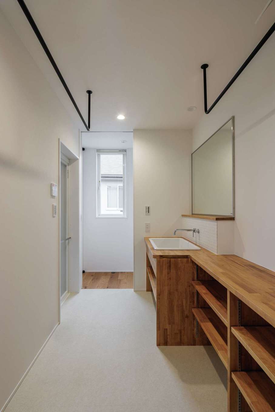tact design firm【デザイン住宅、狭小住宅、間取り】ゆったりとしたランドリースペース。造作の洗面台は収納も充実。医療用の深底シンクを採用し、子どもの靴などもゴシゴシと洗うことができる