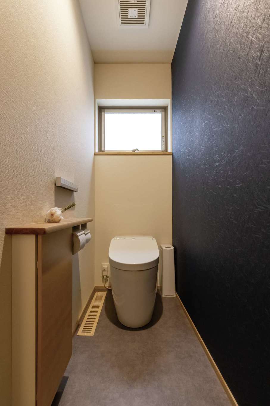 神谷綜合建設 カミヤの家【デザイン住宅、和風、間取り】トイレには外観の色に近いアクセントウォールを採用