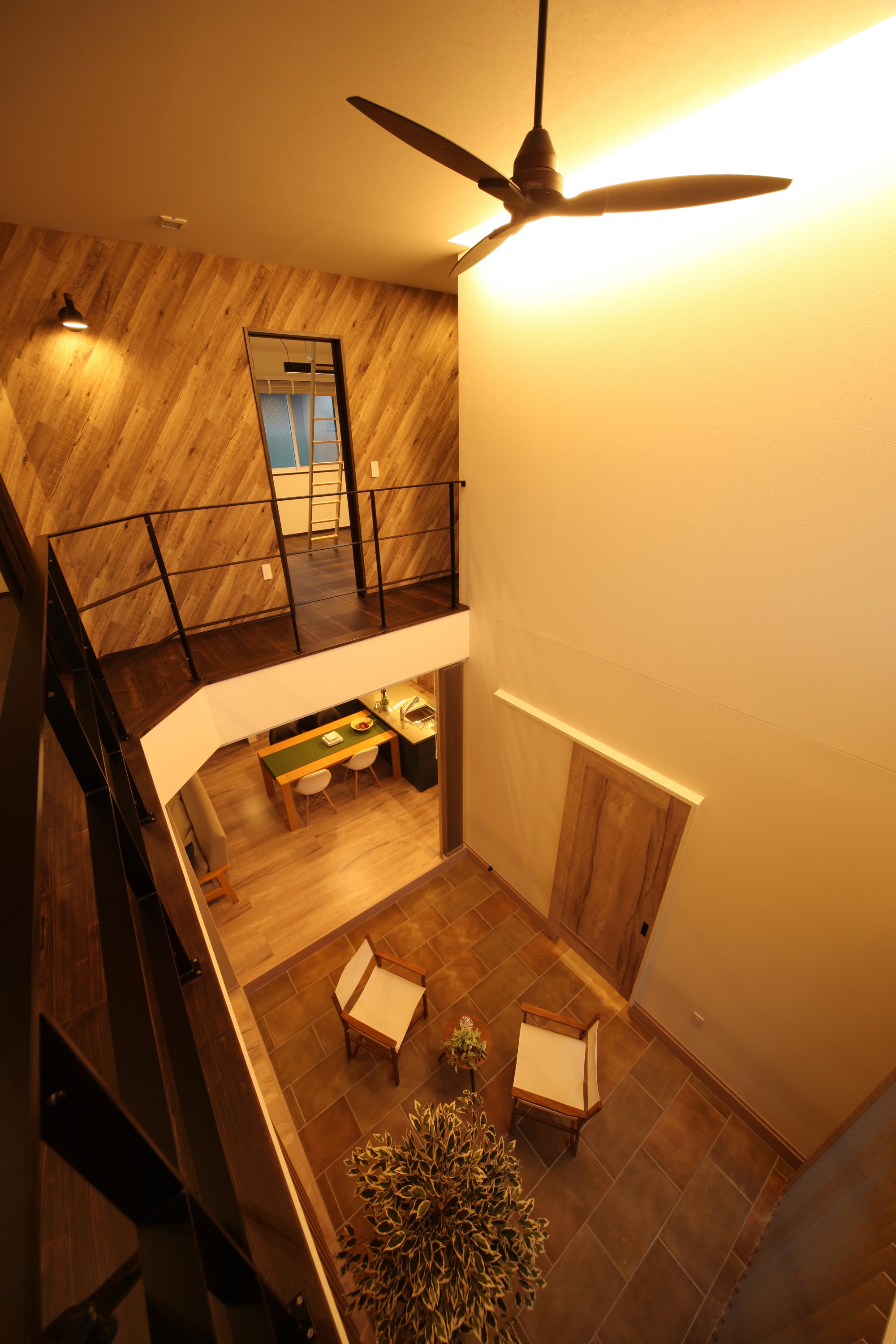 ホームラボ｜吹き抜けのフリースペースは、上階とのつながりを生み出す設計。柔らかい照明が寛ぎの時間を演出する。