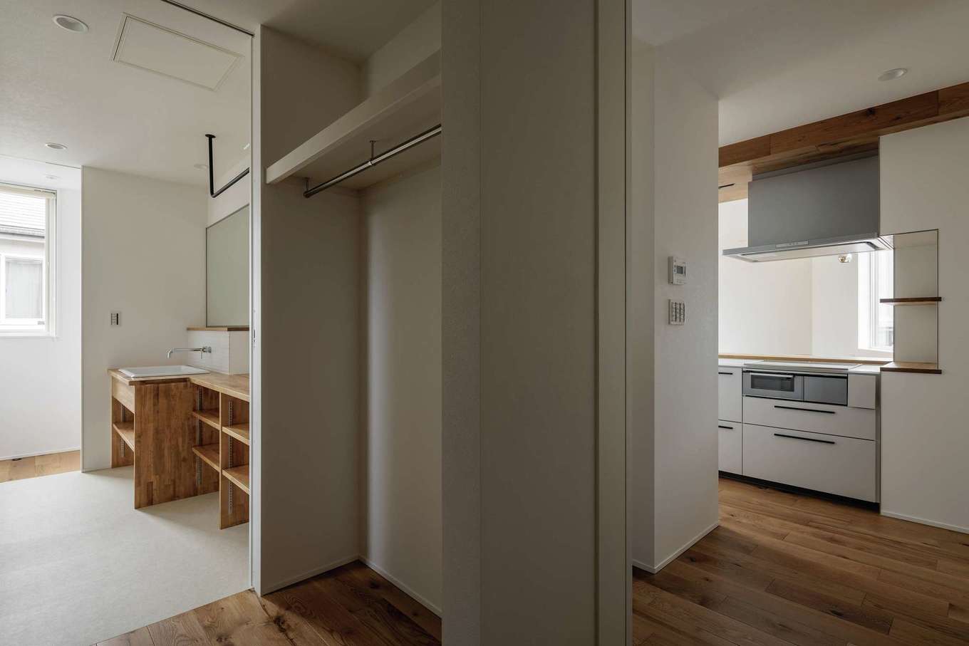 tact design firm【デザイン住宅、狭小住宅、間取り】キッチンから洗面脱衣室、ランドリー、ウォークスルークローゼットへと回遊できる便利な家事動線