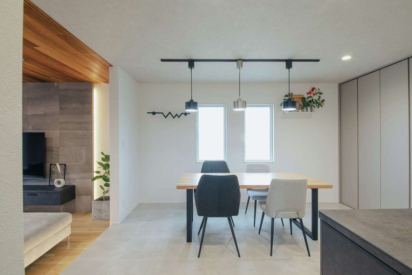 will建築工房【デザイン住宅、間取り、インテリア】内装をグレーで統一し、リビングと異なる雰囲気に仕上げたダイニングキッチン