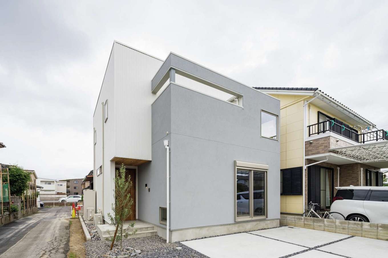 Gate air house/阿部住宅【デザイン住宅、狭小住宅、省エネ】シルバーのガルバリウム鋼板とグレーの塗り壁が調和した外観。37坪の敷地でも4台分の駐車スペースを確保した