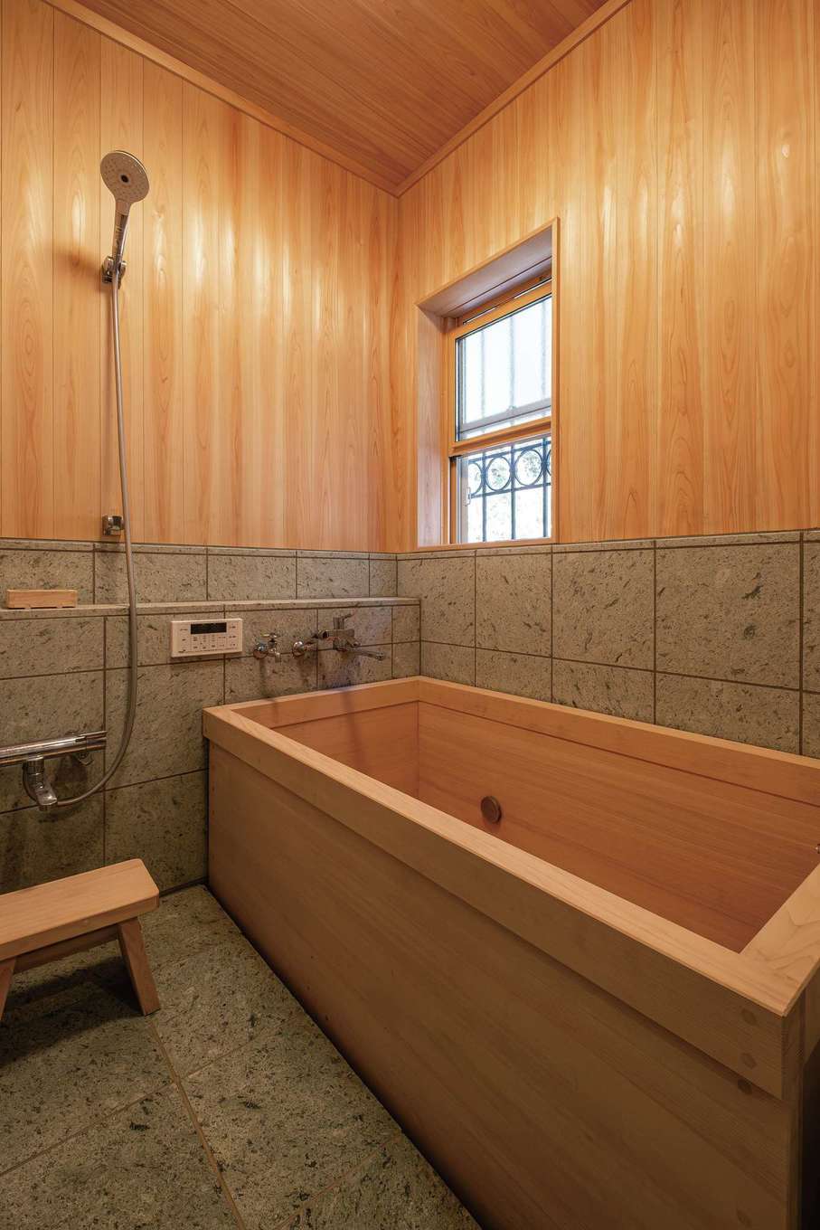 藤田工務店【自然素材、間取り、インテリア】温泉を引いている浴室は、和風旅館のような設え。ヒノキの湯船は香りもよく、極上のリラックス時間に