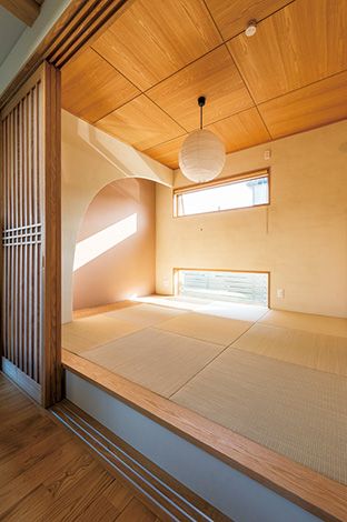 ひらおか建築【子育て、自然素材、建築家】垂れ壁の床の間がモダンな印象の和室。小上がり部 分は、腰掛けるための最適な高さを何度も確認した