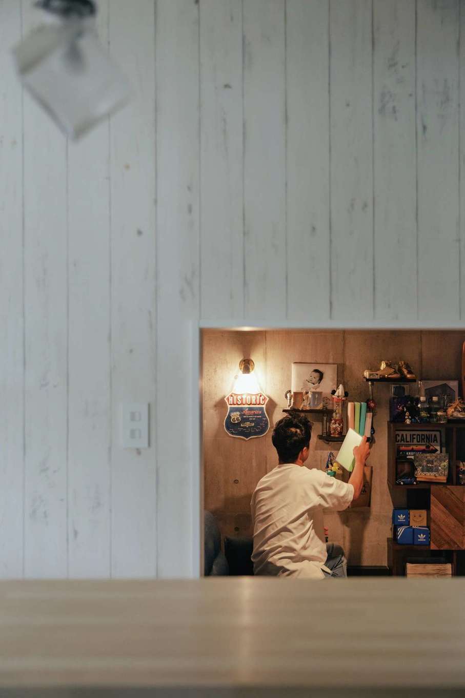 ハートホーム【デザイン住宅、趣味、スキップフロア】下部にはご主人の隠れ家スペース。キッチン正面にあり、目が届きやすいため、「今後子どもが使う時間が長くなるかも」とご主人。来客時、LDKにあるものをサッと片付ける際にも重宝