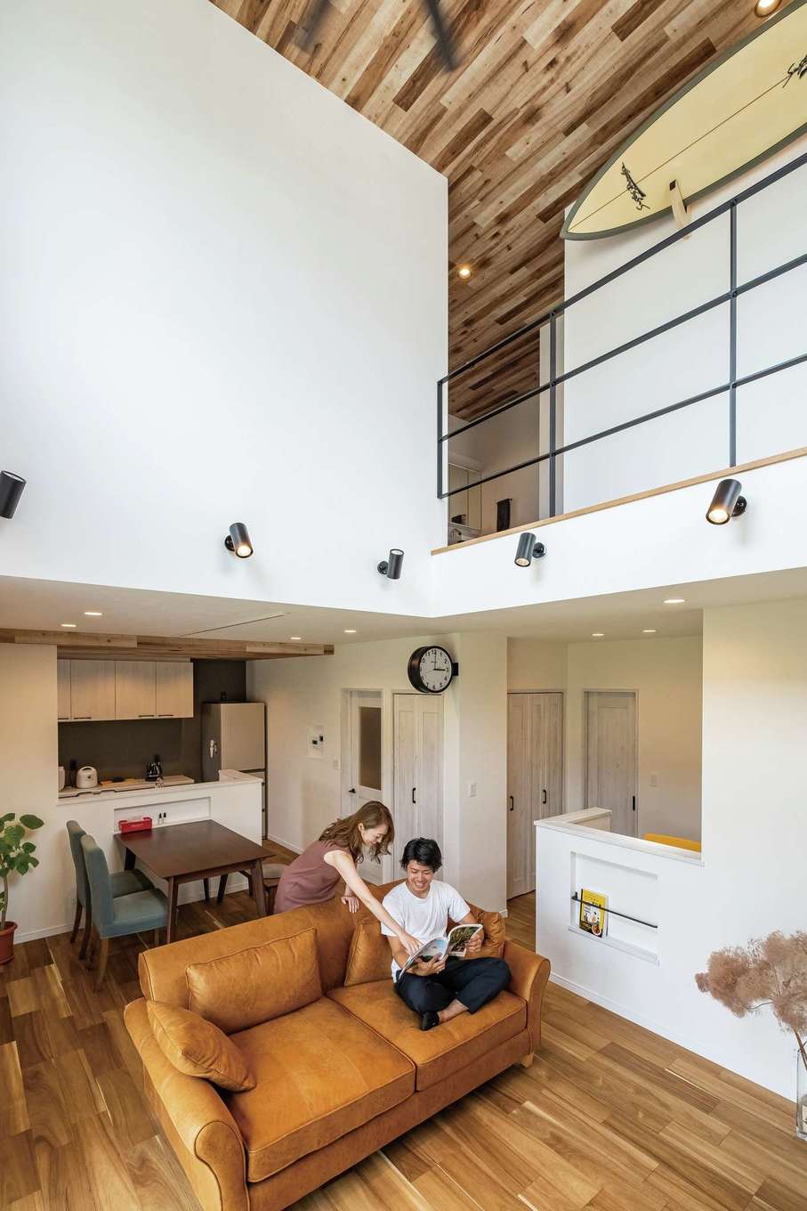 ぽっくハウス【リプルス】【デザイン住宅、趣味、間取り】視界がまっすぐに伸びるI型のLDK。吹抜けを採用し、明るさと開放感に満ちた空間が実現した。調理家電を上手に隠し、生活感を出さないキッチンも理想通り