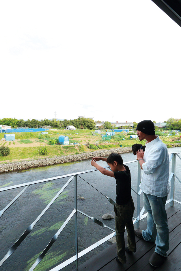1階のテラスは川により近く、川からの風が 心地よくリビングに流れてくる