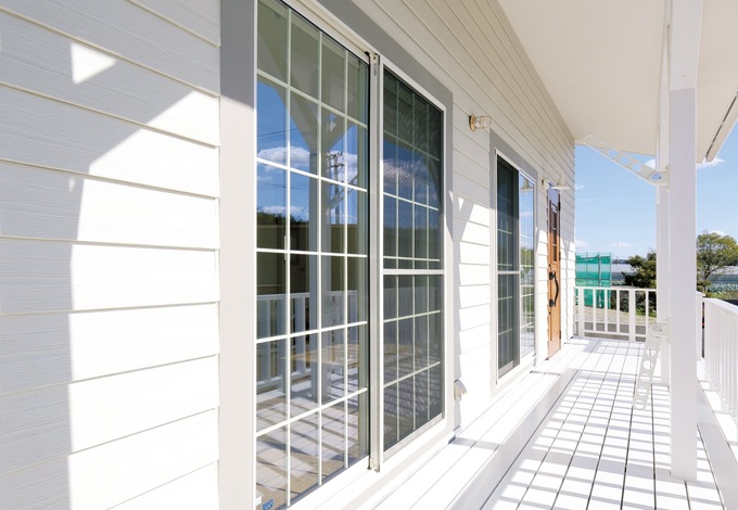 外国映画のワンシーンに出てきそうなカヴァードポーチ。気候のいいシーズンはテーブルと椅子を出しておうちカフェを楽しむ