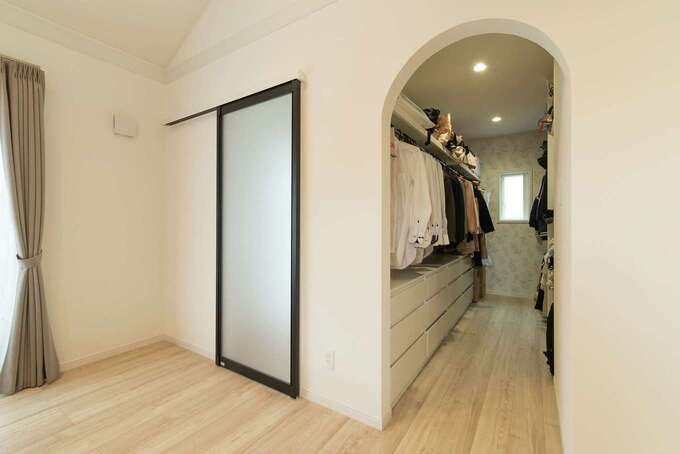 朝の出勤準備もラクラク、広いウォークインクローゼット