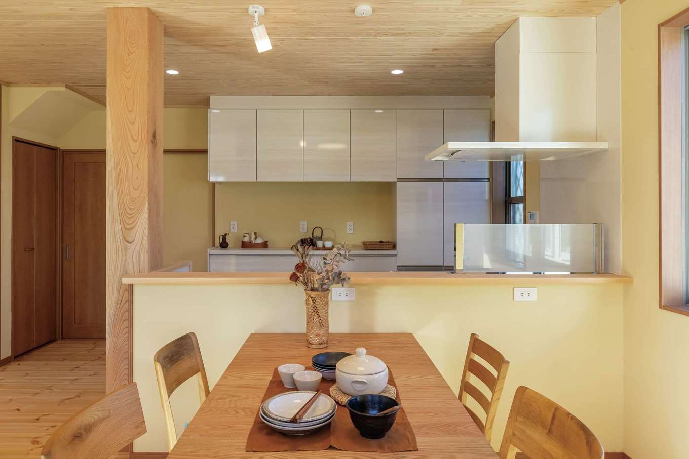住まいるコーポレーション【自然素材、省エネ、間取り】コミュニケーション型のオープンキッチンは、お姉さまのこだわり。リビング・ダイニングで会話する家族の様子を見渡しながら料理ができる