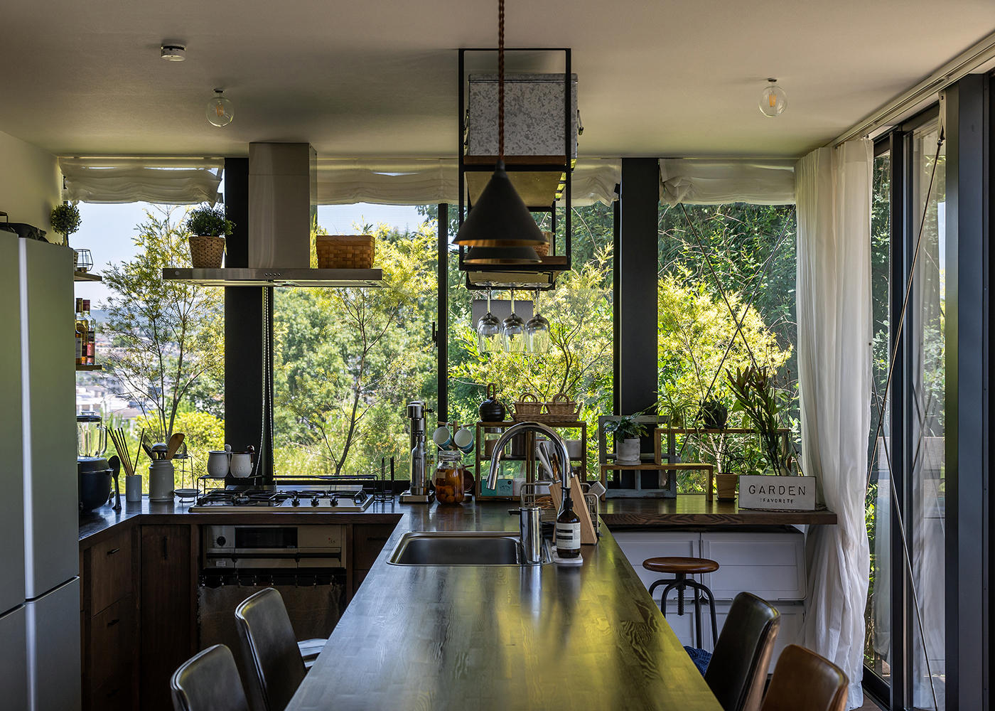 NATUREスペース【建築家、スキップフロア、ガレージ】ダイニングテーブルと一体になった造作キッチン。親子そろって料理好きということもあり、キッチンには特にこだわったそう